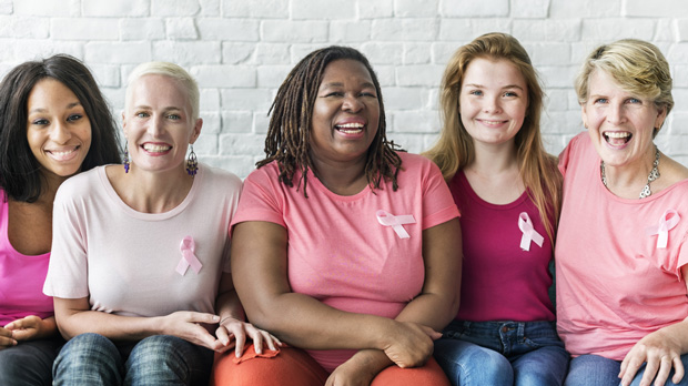 Mujeres vestidas de rosa por la campaña de Prevención del Cáncer de Mama