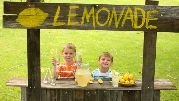 Niños armando un puesto de limonada
